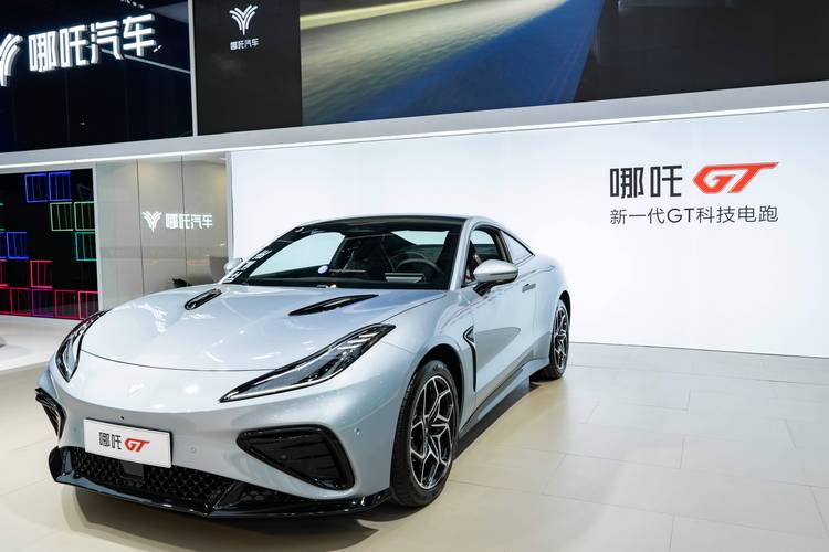 广州224哪吒汽车在智能汽车领域的表现，领途汽车在新能源汽车市场中的影响力